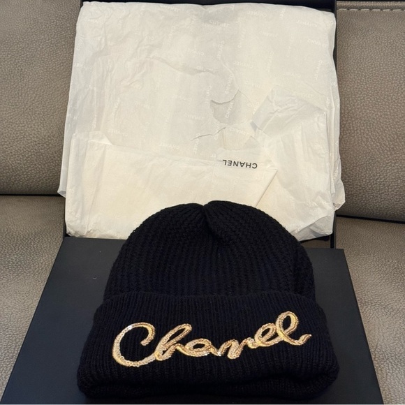 Chanel 100% Cashmere Black with Gold Sequin Beanie - Picture 4 of 10